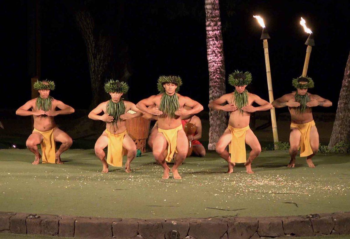 hula dancers at old lahaina luau